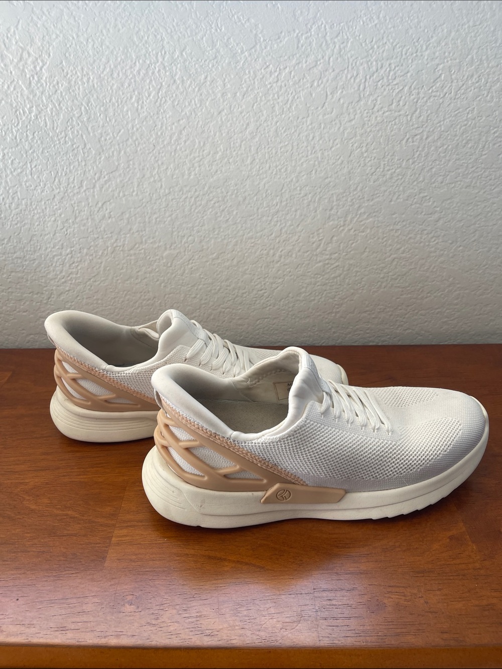 Kizik White Knit Women's Athletic Sneakers with Beige Heel Accent Size 7.5